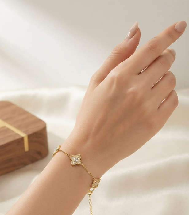 Clover Gold Charm Bracelet – Jewelry Watches
