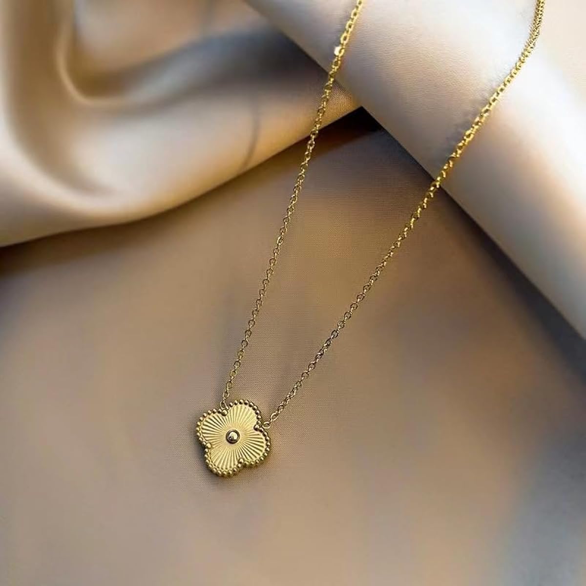 Four-Leaf Clover Gold Pendant Necklace – Jewelry Watches