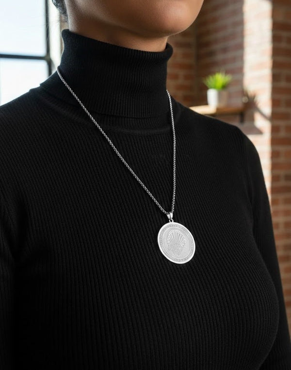 Medallion Pendant Necklace – Jewelry Watches